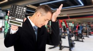 Negli oltre 35 anni di esperienza maturati dalla nostra azienda, abbiamo collaborato con centinaia di centri fitness in tutta Italia, dal Nord al Sud. Questa esposizione ci ha consentito di individuare una serie di errori finanziari comuni che, se evitati, possono trasformare una palestra in una realtà solida e prospera. I centri fitness offrono infatti un potenziale straordinario, ma per sfruttarlo al meglio occorre evitare alcune trappole ricorrenti. Ecco i sette errori finanziari più frequenti e come affrontarli.