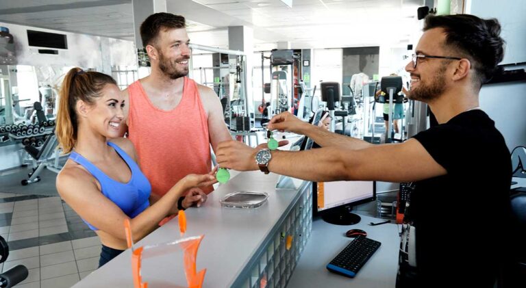 Una palestra può essere tecnicamente perfetta e attrarre numerosi clienti nel breve periodo. Tuttavia, nel lungo termine, la vera differenza la fanno le persone. Tra queste, un ruolo cruciale è svolto dai venditori. Non stiamo parlando degli istruttori, ma di figure dedicate alla vendita e alla fidelizzazione, capaci di trasformare un cliente sedentario in un appassionato frequentatore.